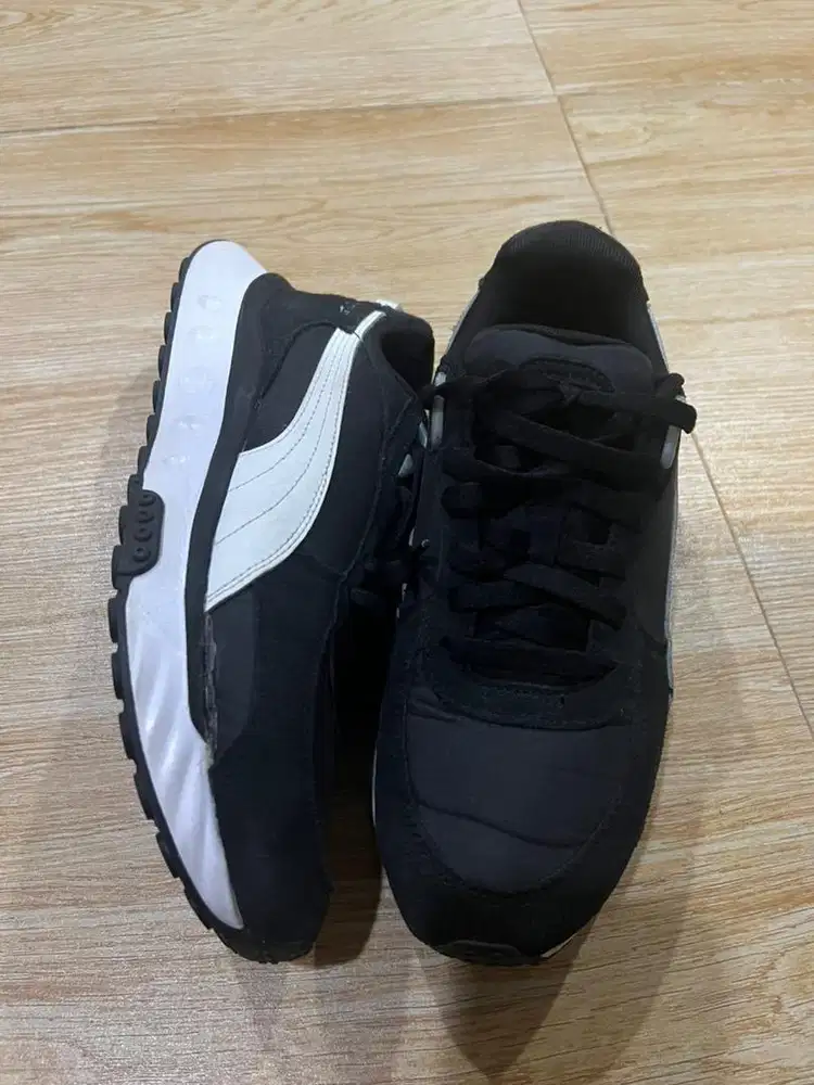 Sepatu puma hitam putih
