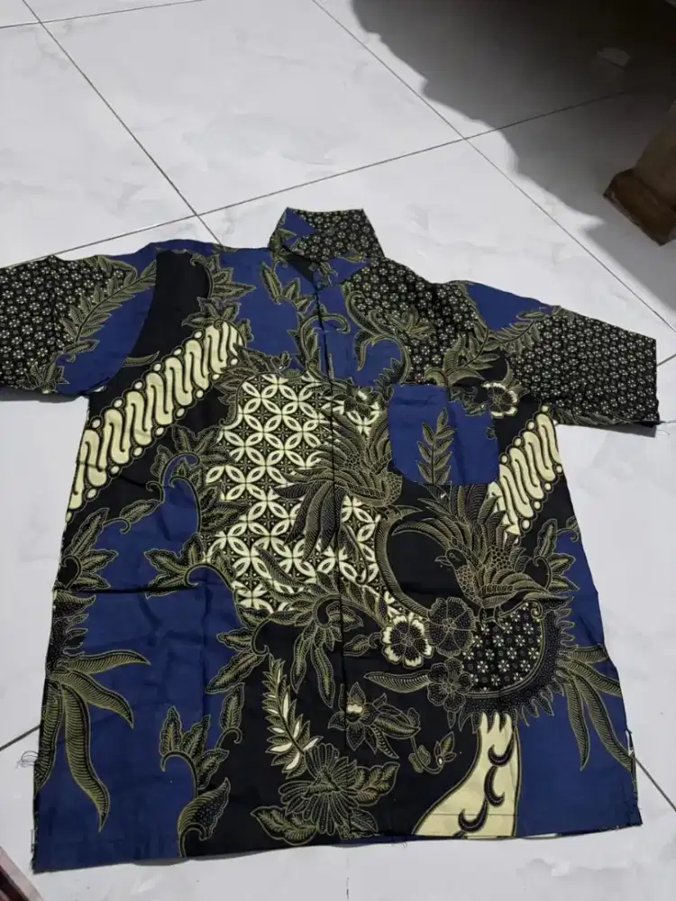 Kemeja batik pria lengan pendek  warna biru. Gratis
