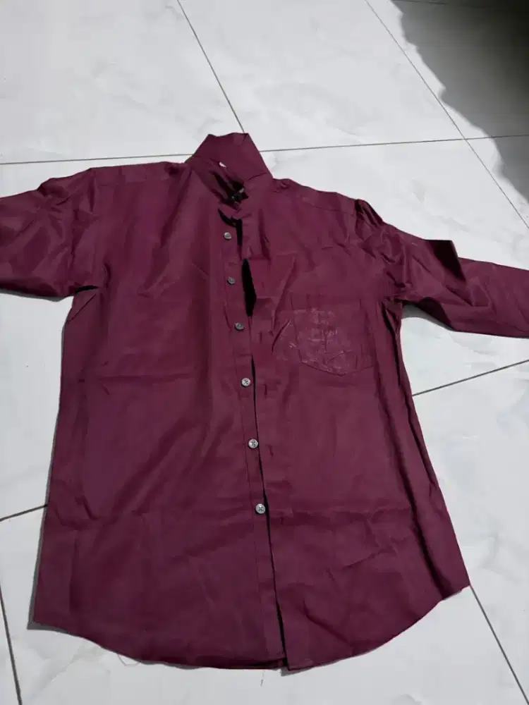 Kemeja Pria Polos MerahLengan Panjang Bekas Masih Bagus – Gratis