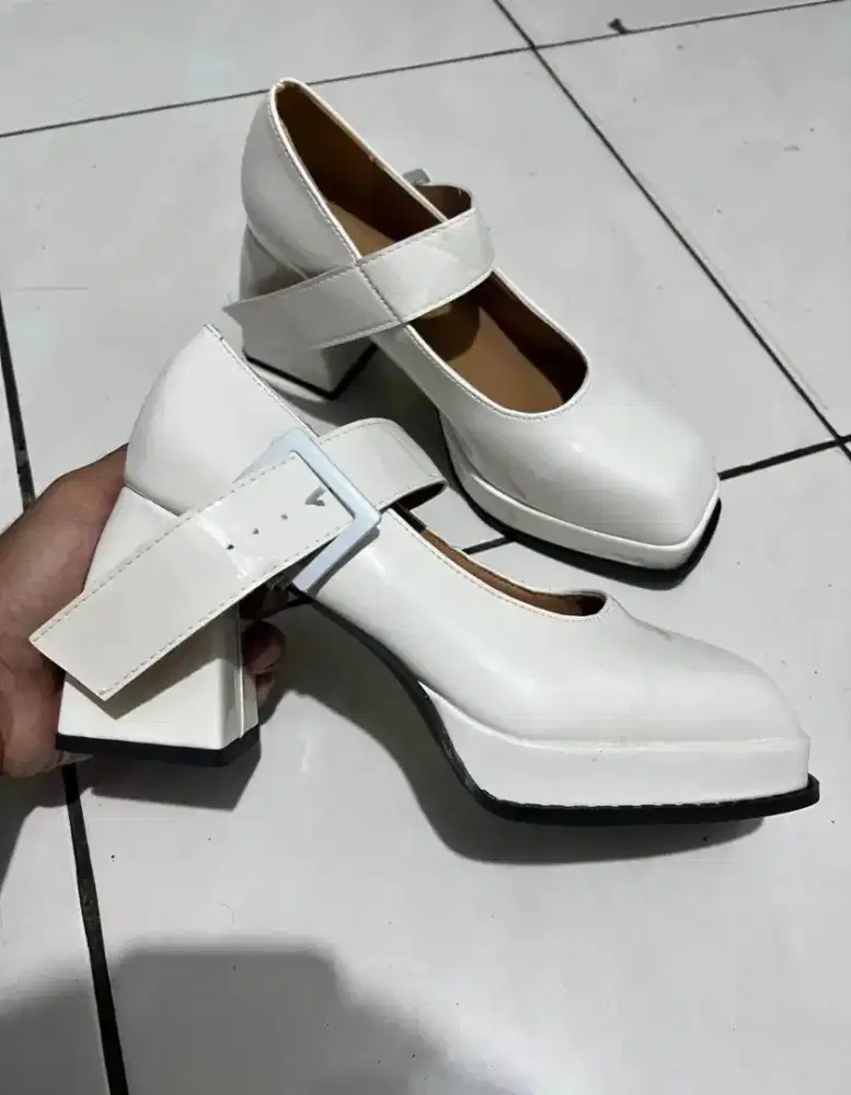 High Heels Wanita Warna Putih