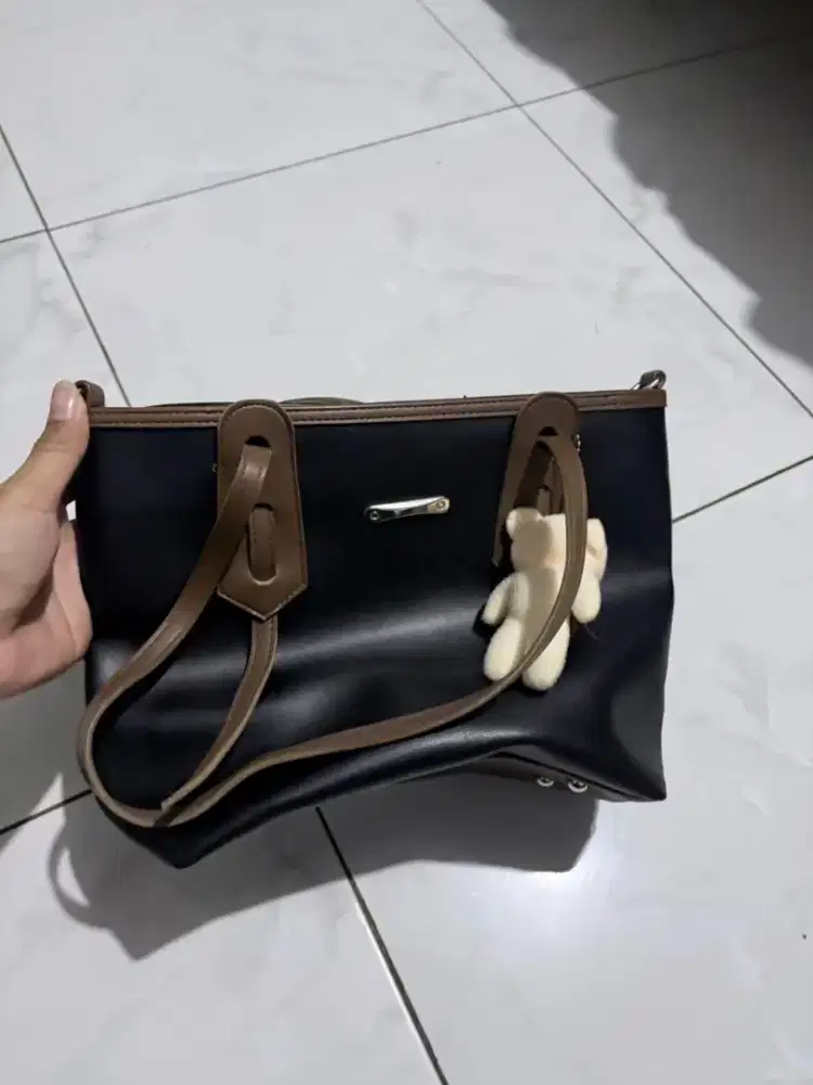 Tas Wanita Hitam Kondisi Masih Bagus – Gratis