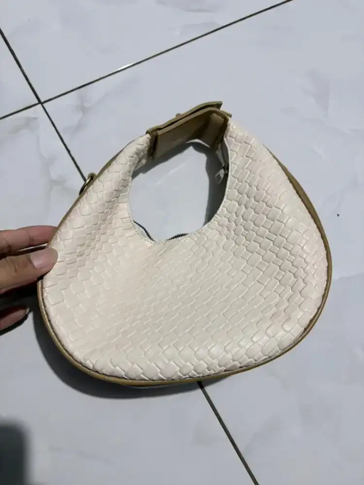 Tas Wanita Cream Kondisi Masih Bagus – Gratis