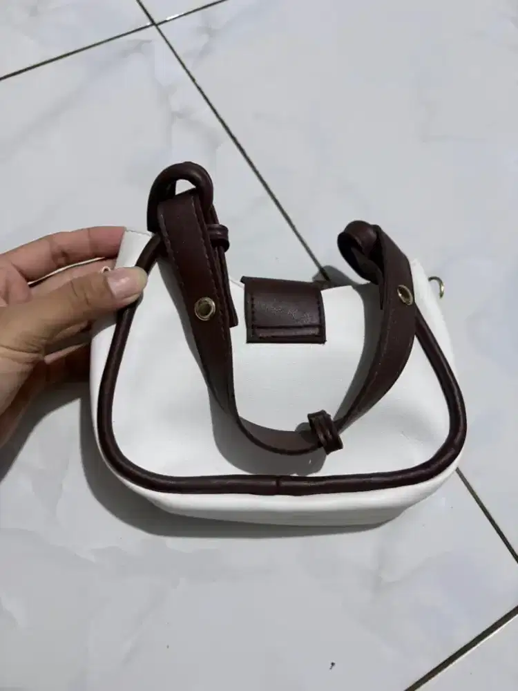 Tas Wanita Putih Kondisi Masih Bagus – Gratis