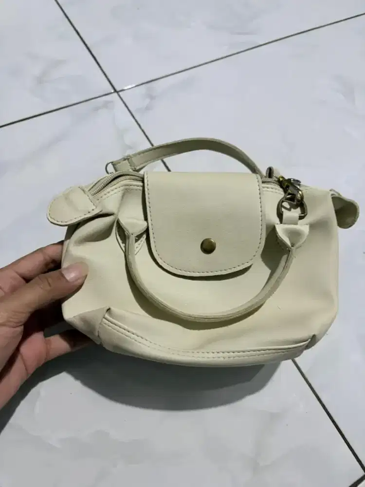 Tas Wanita Putih Kondisi Masih Bagus – Gratis