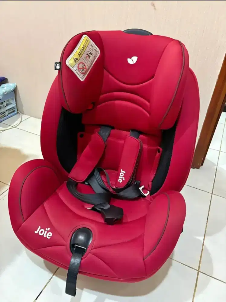 Tempat duduk bayi di mobil