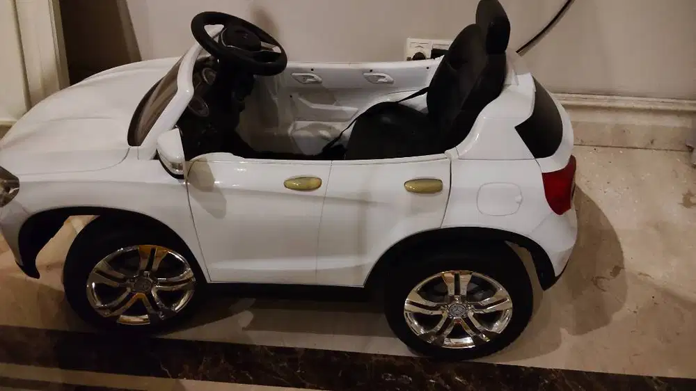 DIJUAL MOBIL AKI MAINAN ANAK TIPE MERCEDES - BAGUS !