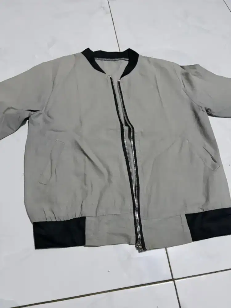 Jaket Pria Kondisi Masih Bagus – Gratis