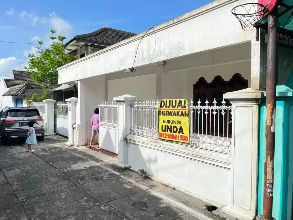DIJUAL Rumah dengan Halaman Luas