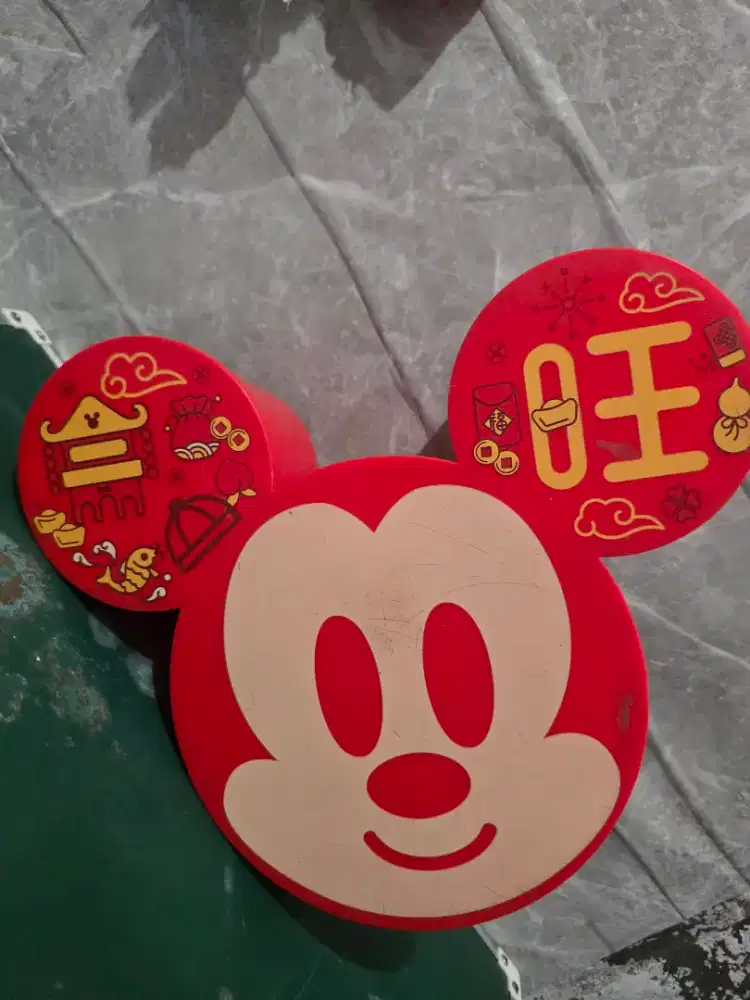 Toples model mickey mouse