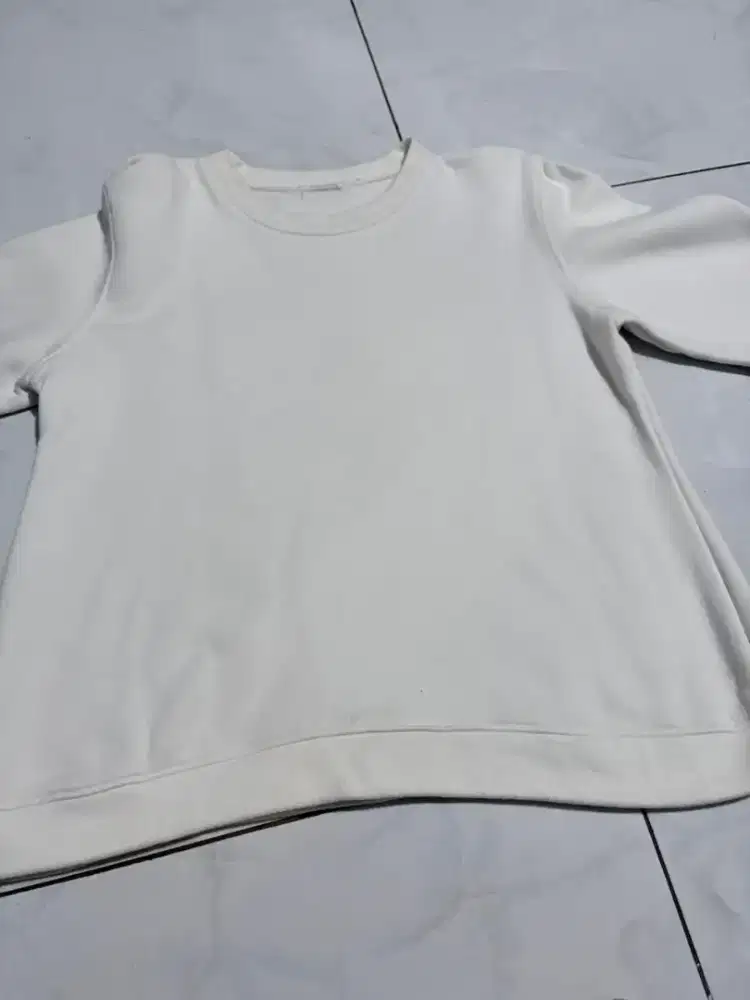 Pakaian Sweater  Wanita Bekas Layak Pakai – Gratis Dibagikan