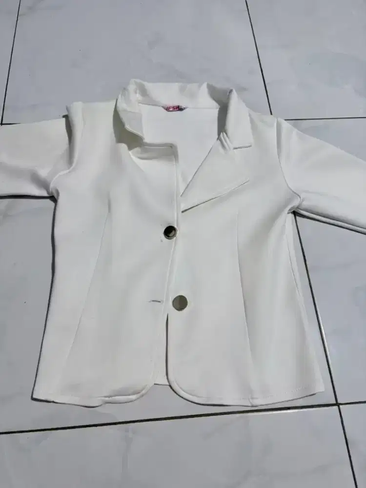 Pakaian Wanita Bekas Layak Pakai – Gratis Dibagikan