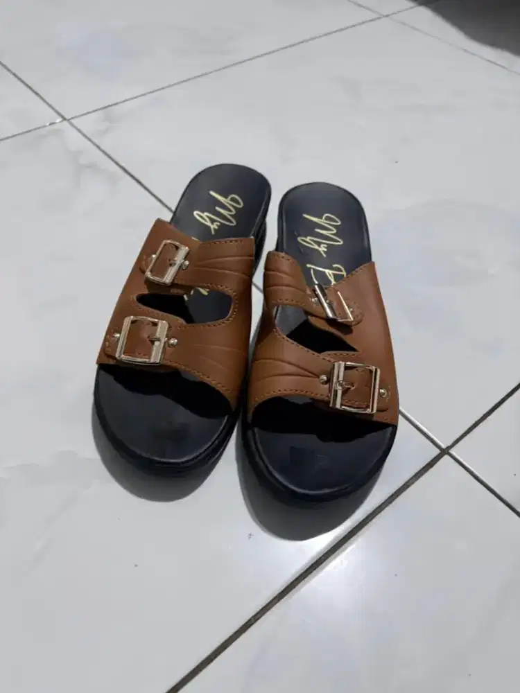 Sandal Wanita Bekas  Rasa Baru – Gratis Dibagikan