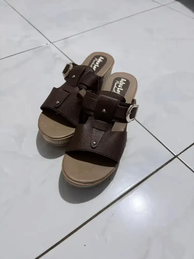 Sandal Wanita Bekas Layak Pakai – Gratis Dibagikan