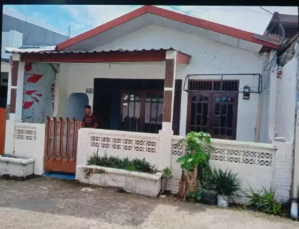 Disewakan / dikontrakkan rumah murah di Depok Timur. Lokasi strategis.