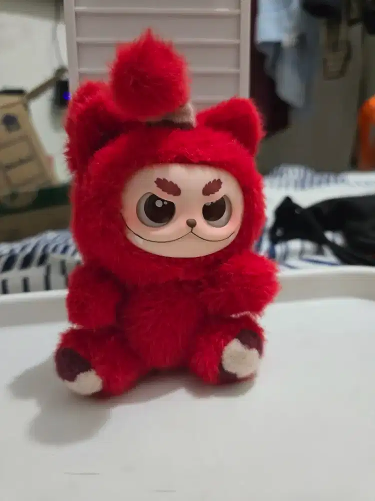 Boneka blindbox merah