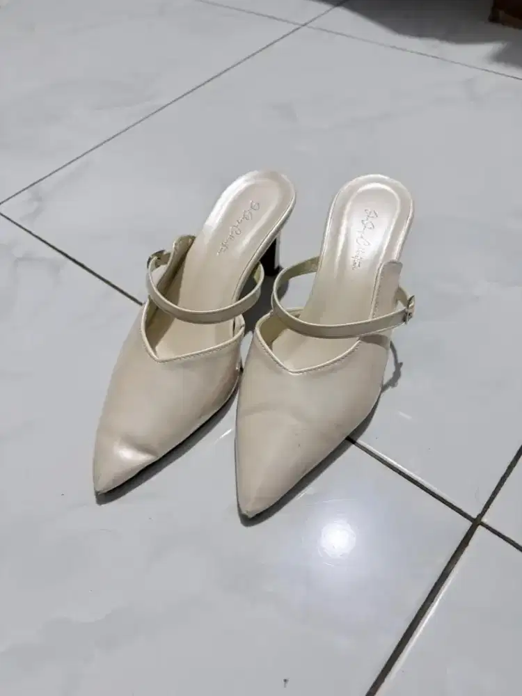 Sandal Wanita Bekas Layak Pakai – Gratis Dibagikan