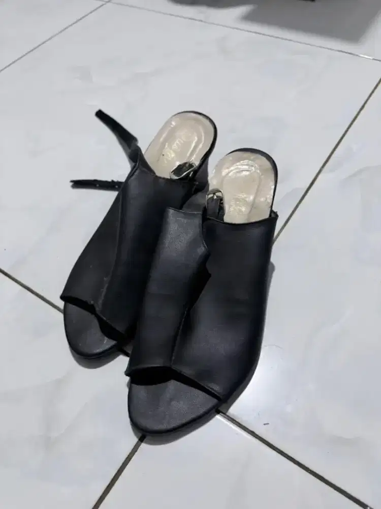 Sandal Wanita Bekas Layak Pakai – Gratis Dibagikan