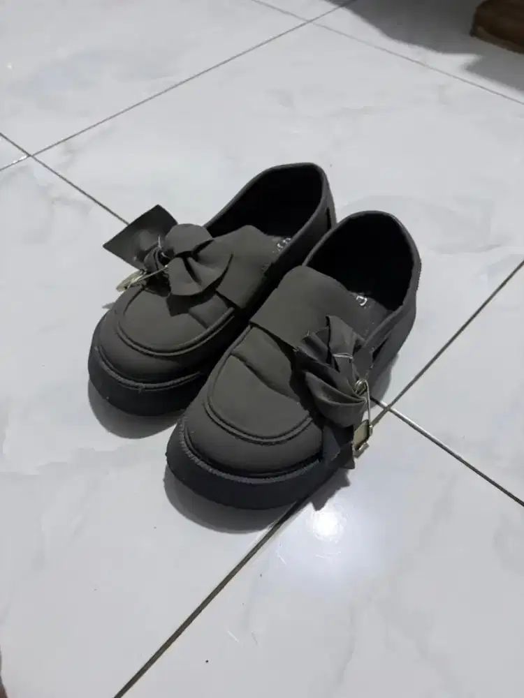 Sepatu Wanita Bekas Layak Pakai – Gratis Dibagikan