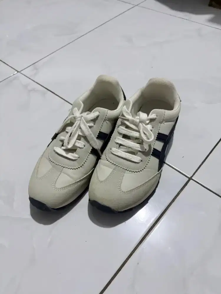 Sepatu Wanita Bekas Layak Pakai – Gratis Dibagikan