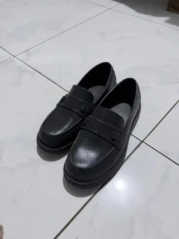 Sepatu Wanita Bekas Layak Pakai – Gratis Dibagikan