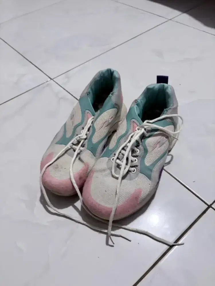 Sepatu Wanita Sneakers, Gratis