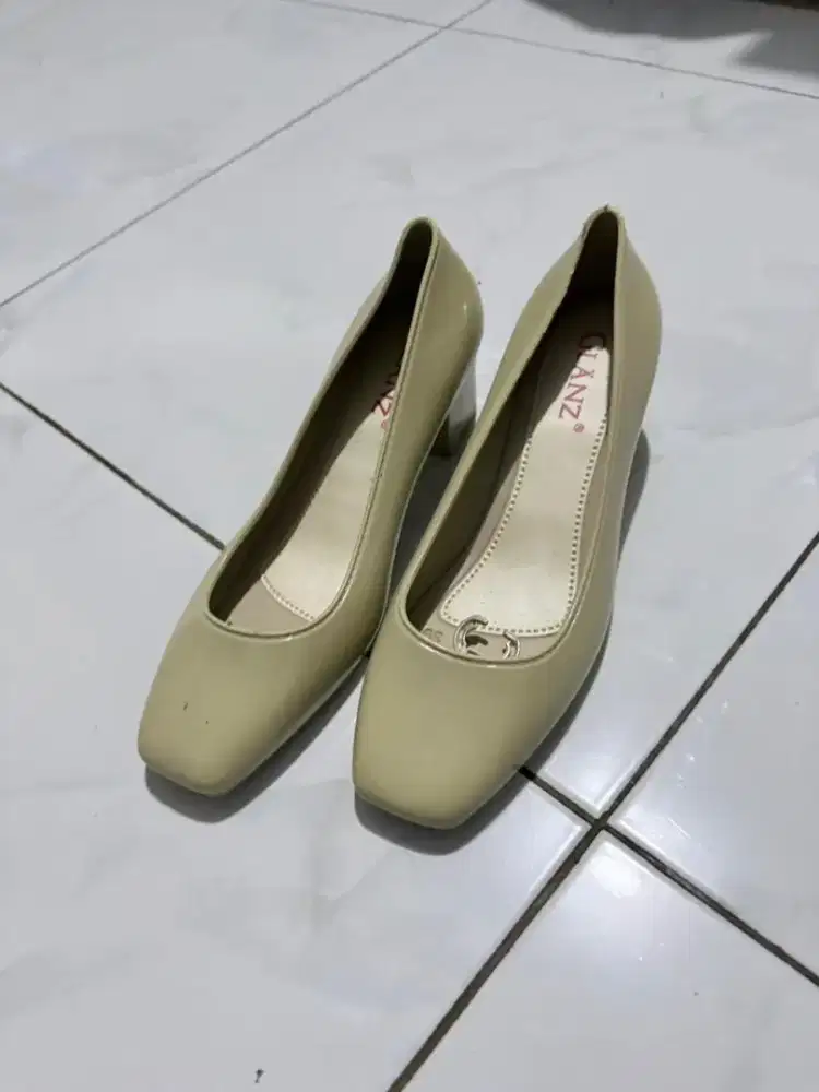 Sepatu Kerja Wanita, Gratis