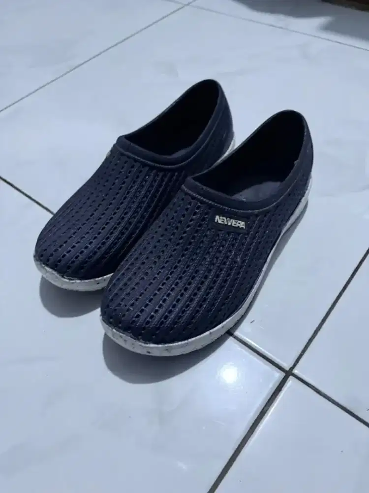 Sepatu Karet Wanita, Gratis