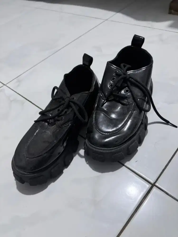 Sepatu Hitam Wanita, Gratis