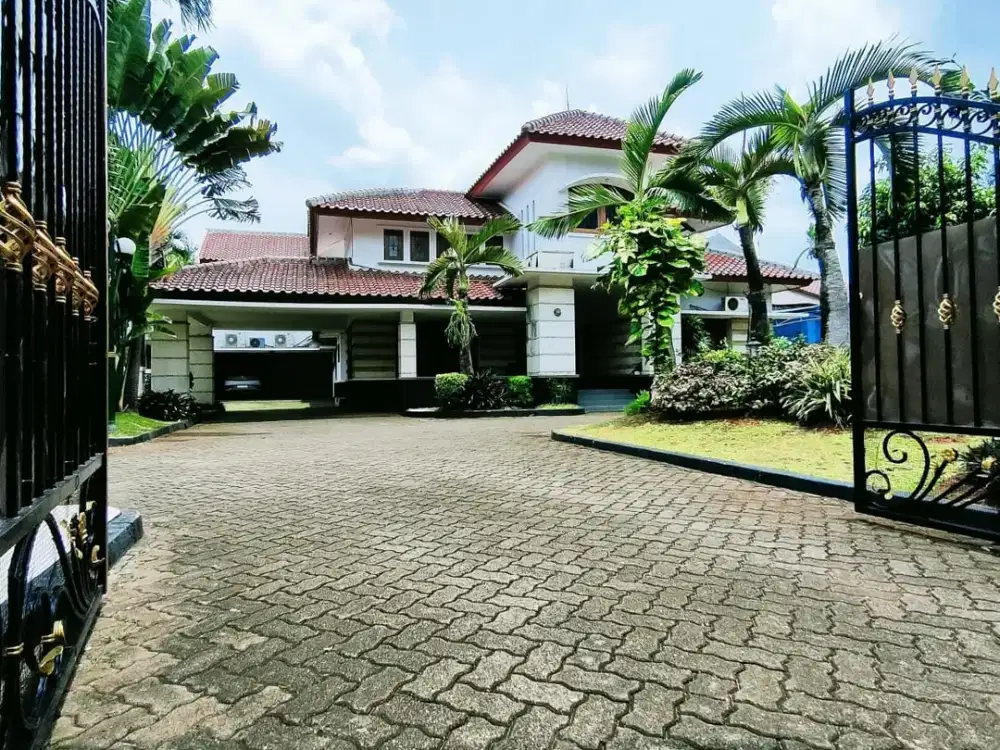 rumah second lahan luas private pool, lokasi di jalan margasatwa cilandak
