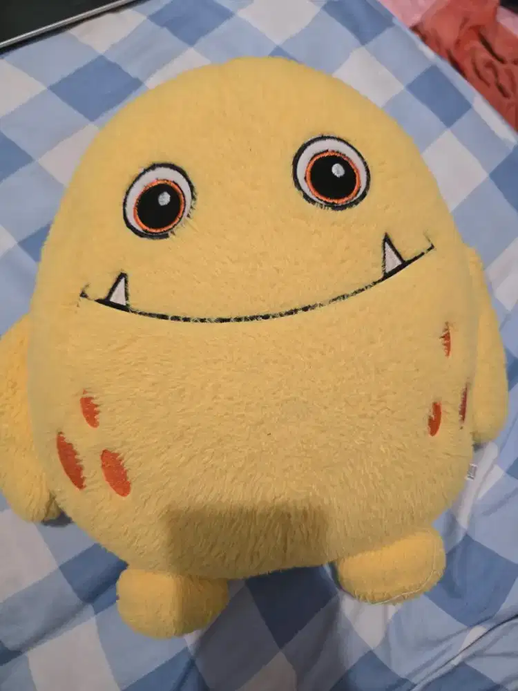 Boneka monster kuning