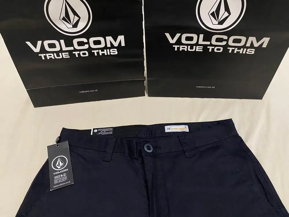 Celana pendek Volcom original ( Size :32 Warna Hitam )