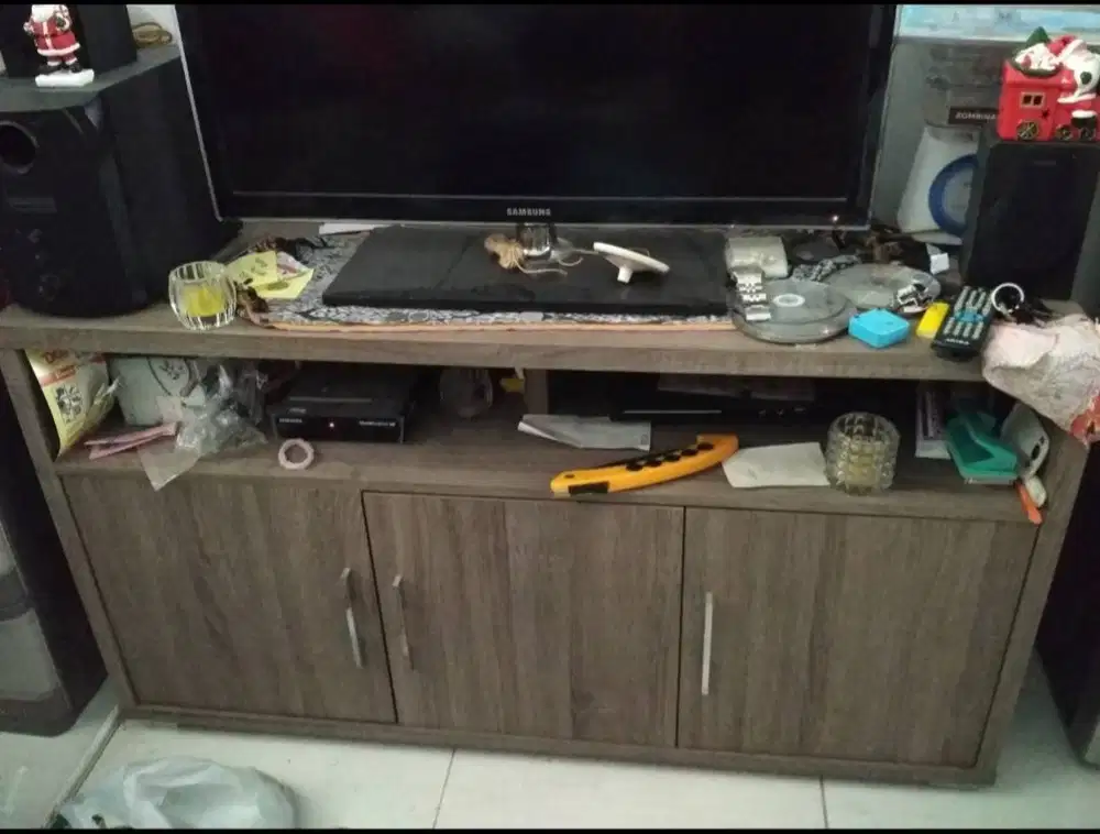 Jual murah Meja TV Informa - Kondisi Sangat Bagus