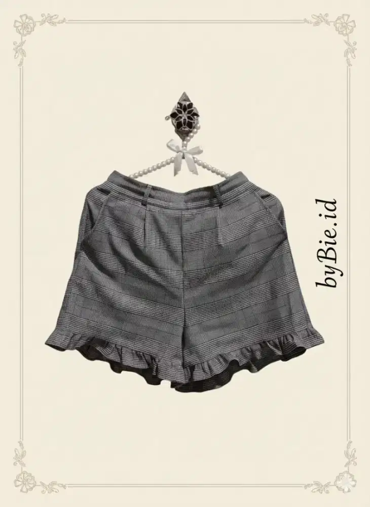 In JP Celana Ruffle Kotak Repipi Armario