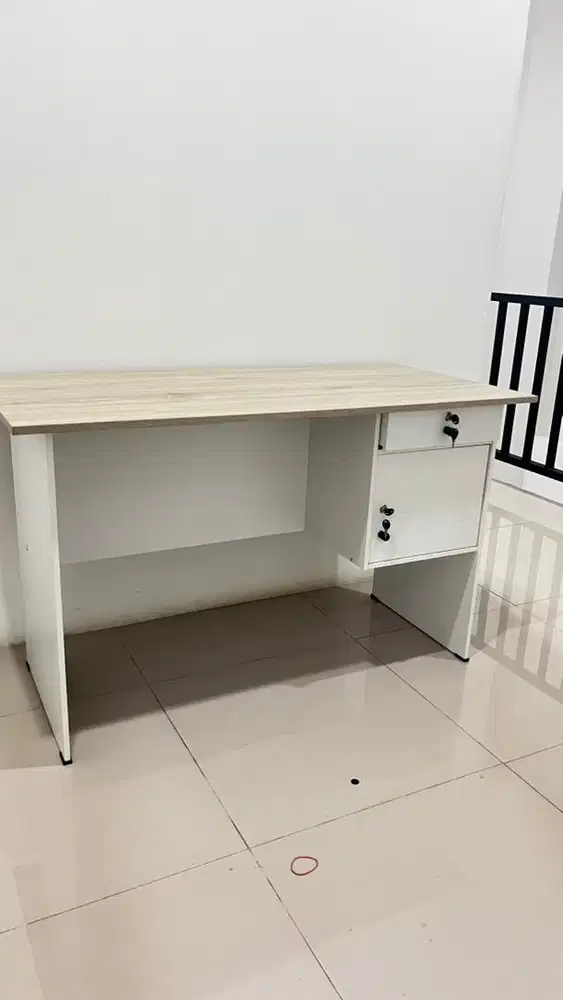 Meja kantor/komputer