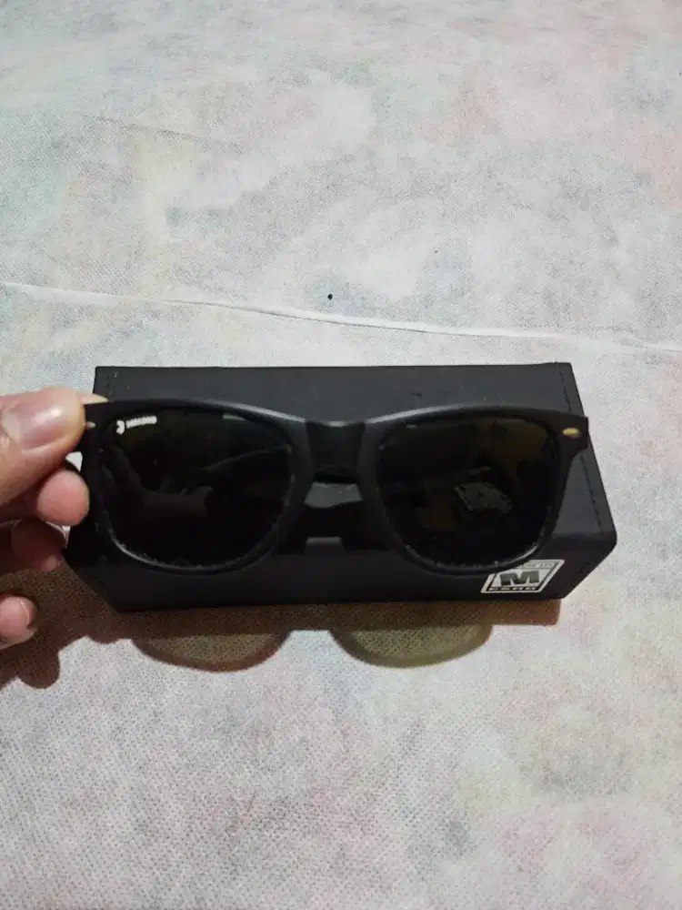 Kacamata hitam three second