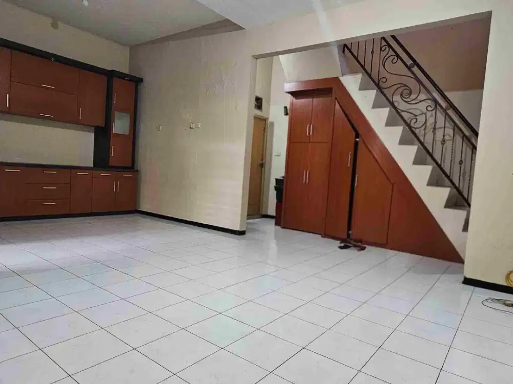 rumah murah 2 lt hanya 40 m dari jalan raya sulfat kondisi bagus dan ada beberapa bonus parkiran muat 2 mobil