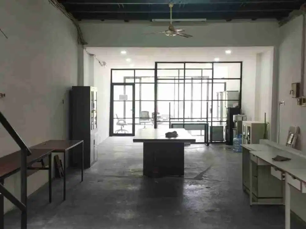 Disewakan Ruko 2,5 lantai di Pluit(Pinggir Jalan Ray)Jakarta Utara.