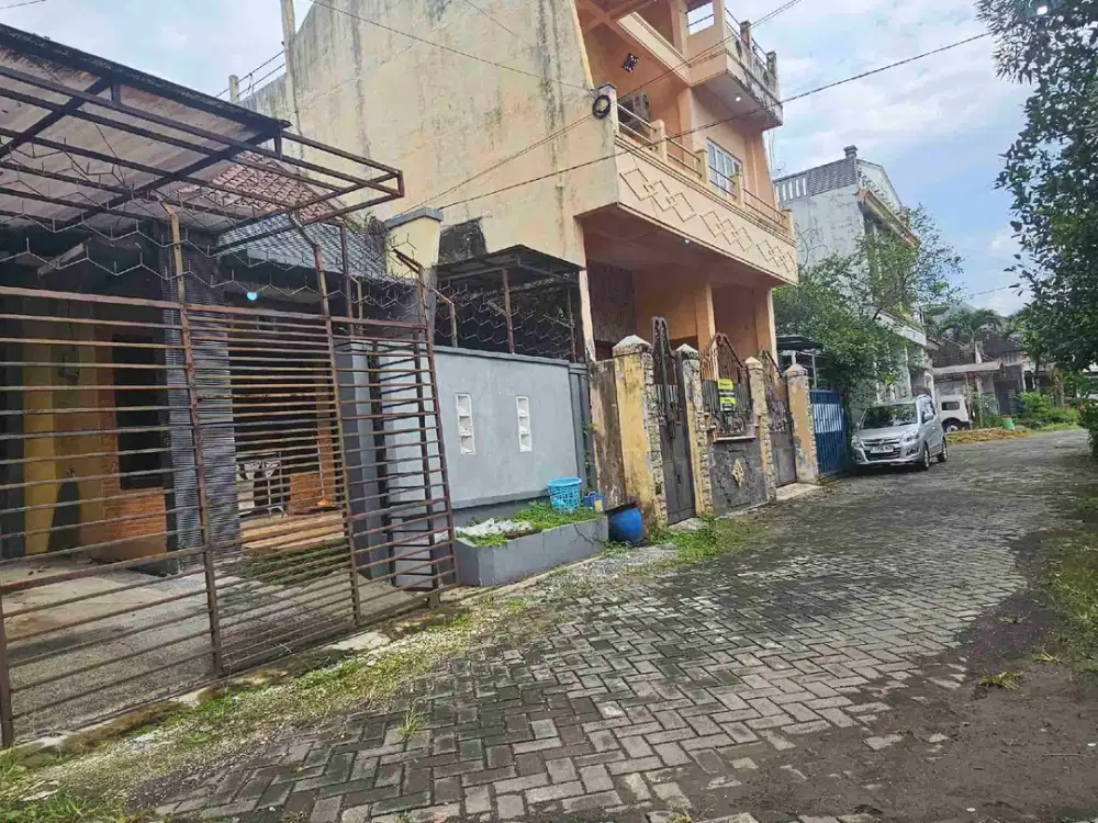 rumah strategis di jalan sigura gura dekat kampus UB brawijaya, ITN, UIN dan UM bagus buat investasi atau direnov jadi kos elite karena lingkungan banyak kos besar 3 lt dan tarif mahal