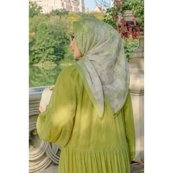 Buttonscarves - New York 3 Courage Square - Murray Hill