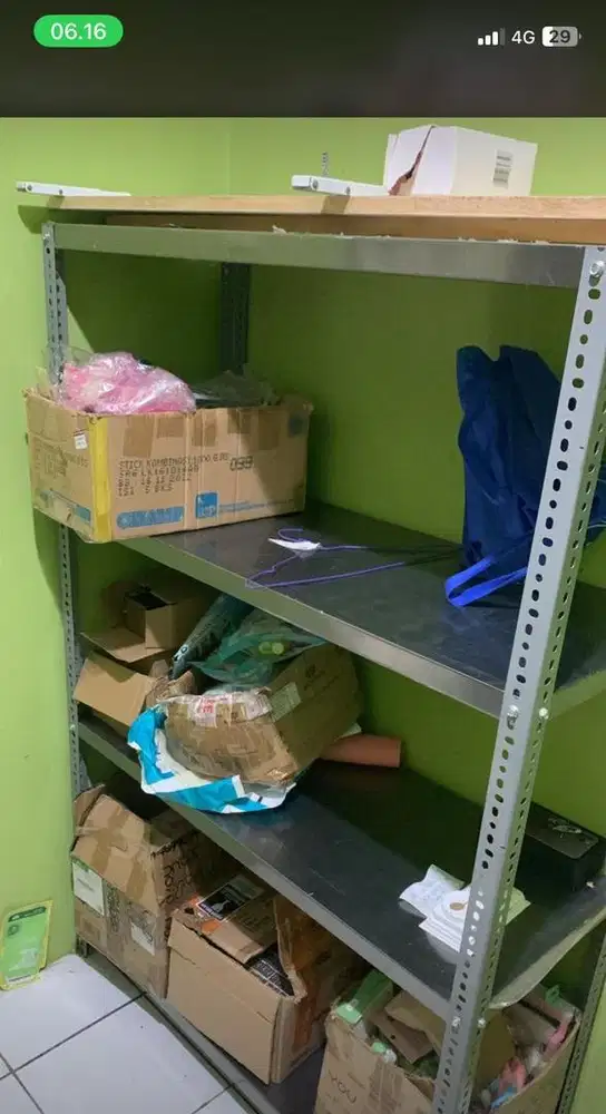 Dijual Rak Besi 4 Tingkat dan 2 Unit Meja Kayu