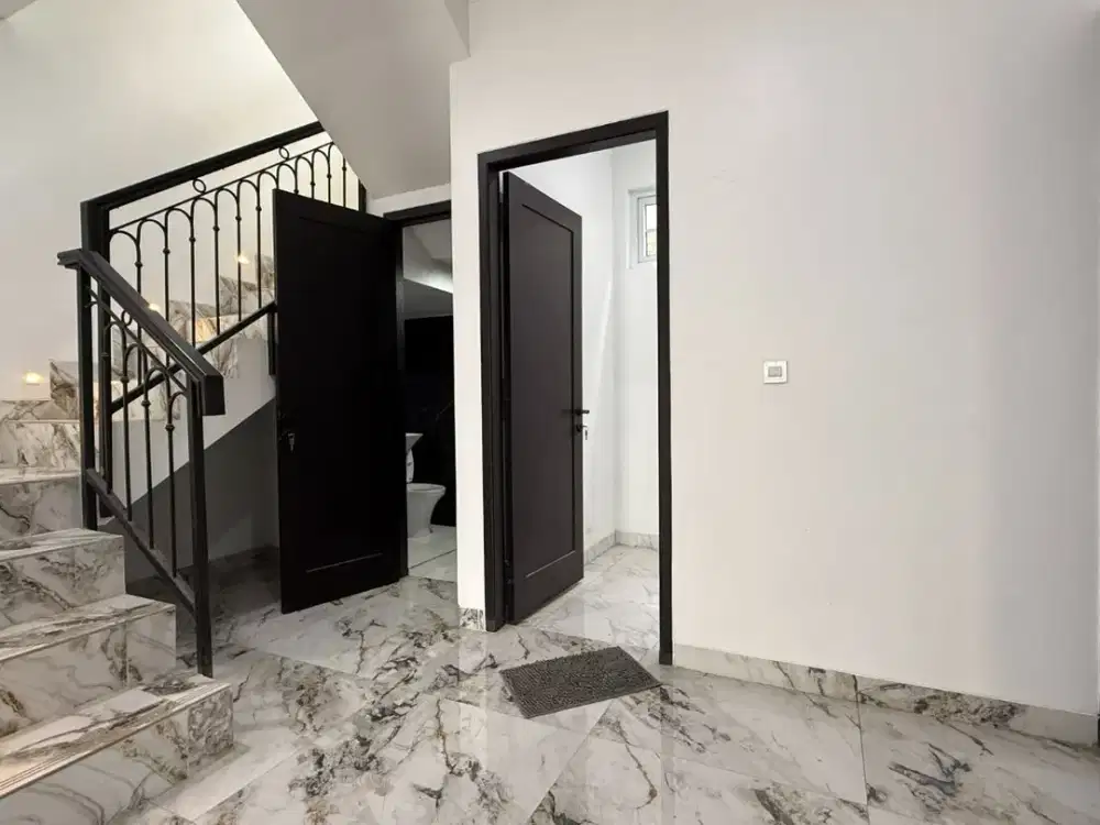 Rumah Harjamukti Cibubur 3 Lantai Rooftop  Nempel MRT Cibubur Lokasi Strategis Dekat Pintu Tol Cimanggis