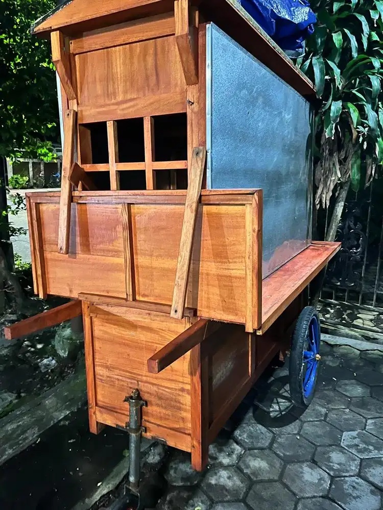 Karyawan penjaga toko freelance