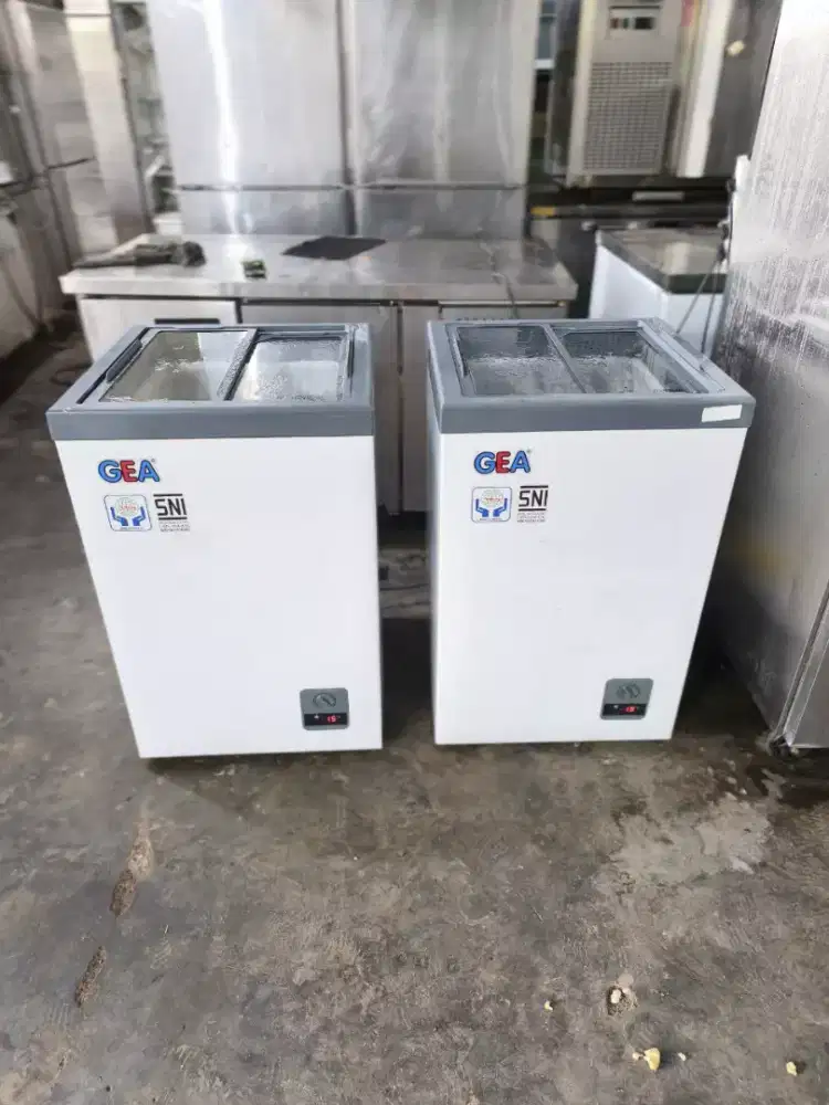 Freezer box sleding kaca GEA, Kapasitas 103 liter 

Stok 2 unit