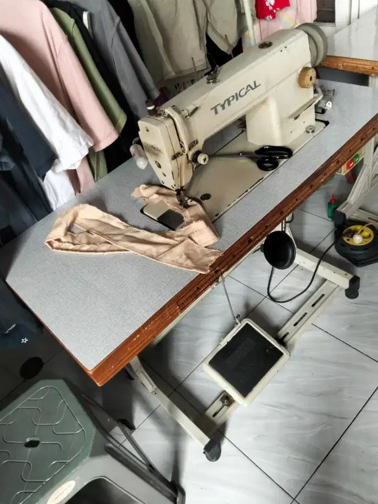 Mesin jahit typical dan meja