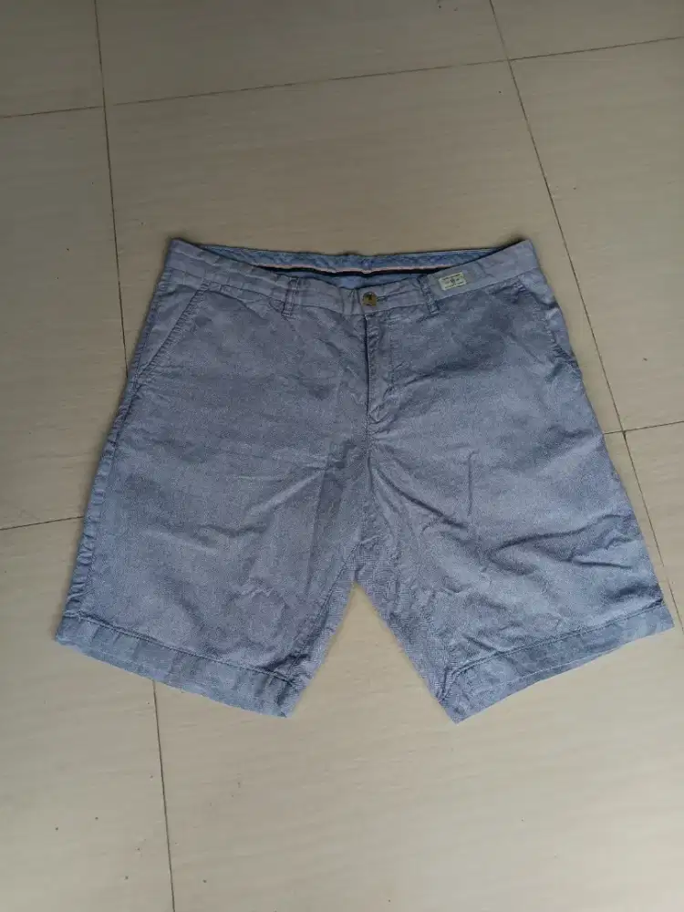 Celana pendek chinos