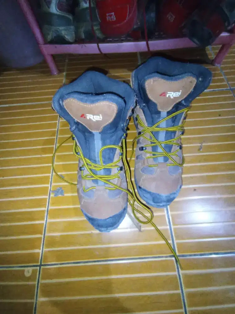 sepatu gunung rei