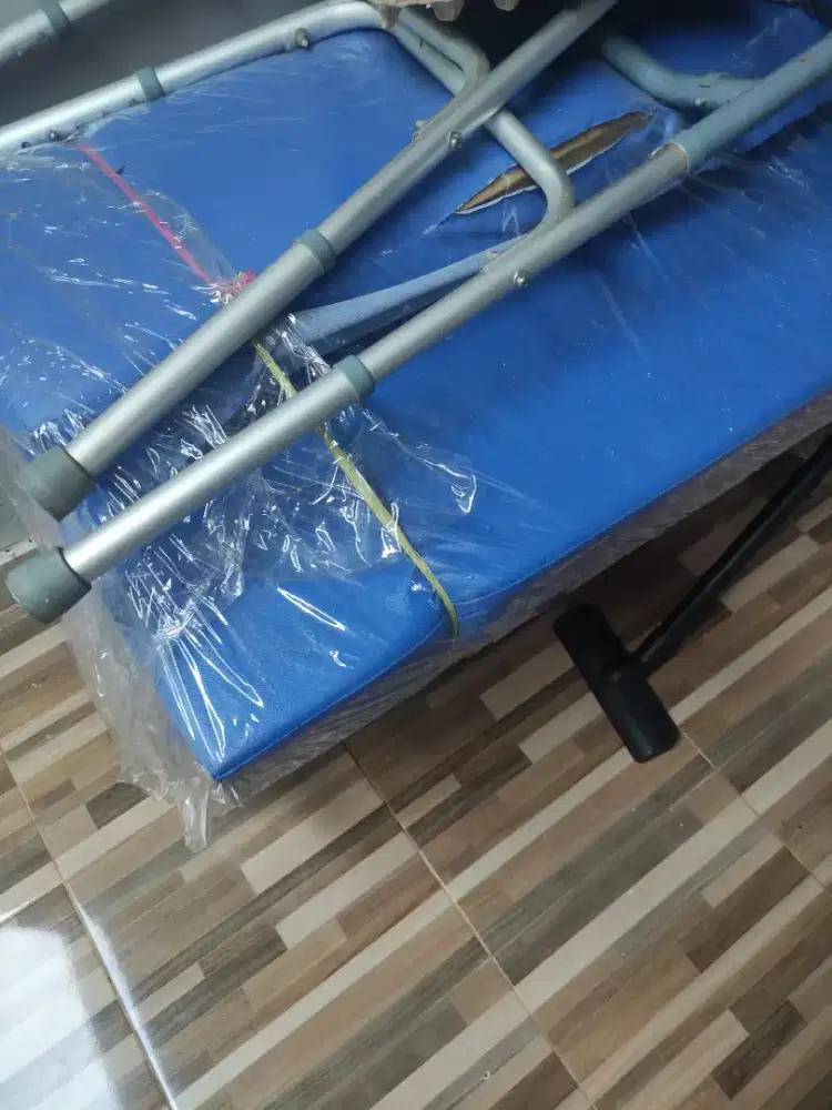 Bad kasur tahan air dan tongkat serta Walker alat bantu jalan