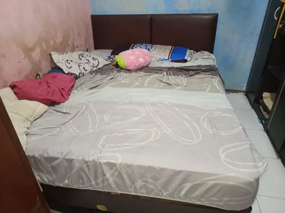 Jual springbed plus divan ada 2 kasur 1 divan