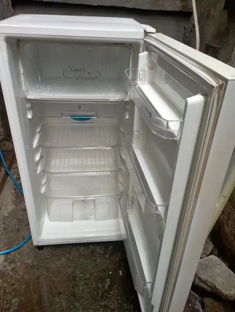 Kulkas merek sanken kondisi normal minat wa aj