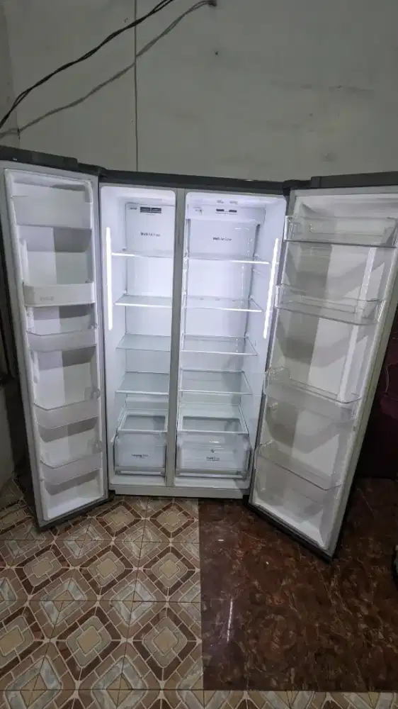 Jual butuh kulkas side bye side merk LG INVERTER